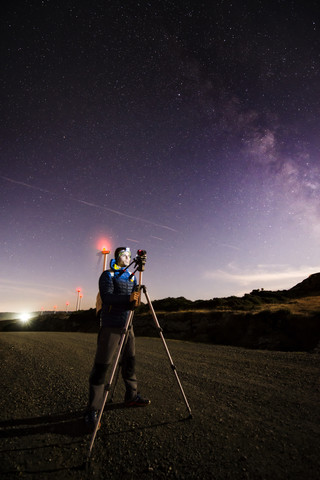 Fotograf beim Üben von Astrofotografie in der Nacht, lizenzfreies Stockfoto