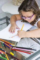 Girl painting with coloured pencils - ABZF000972