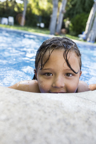 Kleines Mädchen in einem Schwimmbad, lizenzfreies Stockfoto