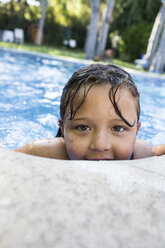 Kleines Mädchen in einem Schwimmbad - ABZF000980