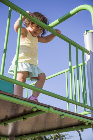 Kleines Mädchen auf dem Spielplatz, lizenzfreies Stockfoto
