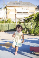 Laufendes kleines Mädchen auf dem Spielplatz - ABZF000983