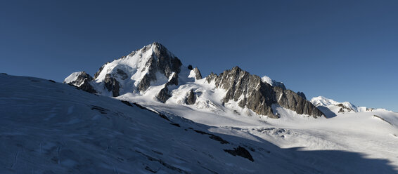 France, Chamonix, Mountaineers at the Aiguille du Chardonnet - ALRF000659