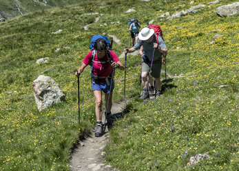 Schweiz, Bergsteiger beim Wandern in der Nähe der Chanrion-Hütte - ALRF000667