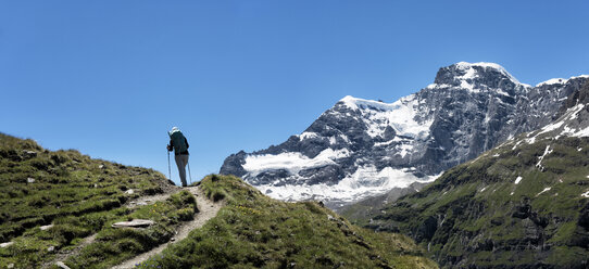 Schweiz, Bergsteiger beim Wandern in der Nähe der Chanrion-Hütte - ALRF000668