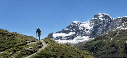 Switzerland, Maountaineers hiking near Chanrion hut - ALRF000668