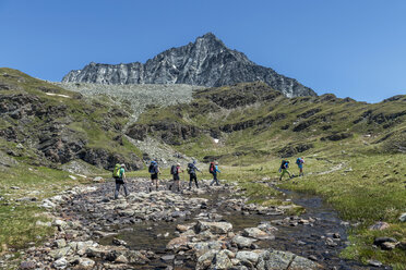 Schweiz, Bergsteiger beim Wandern in der Nähe der Chanrion-Hütte - ALRF000670