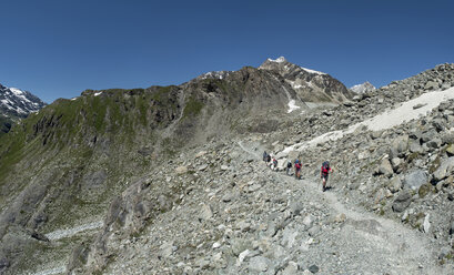 Schweiz, Bergsteiger beim Wandern in der Nähe der Chanrion-Hütte - ALRF000671