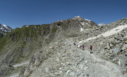 Switzerland, Maountaineers hiking near Chanrion hut - ALRF000671