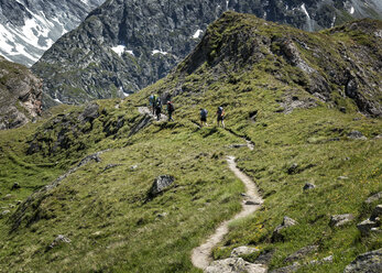 Schweiz, Bergsteiger beim Wandern in der Nähe der Chanrion-Hütte - ALRF000672