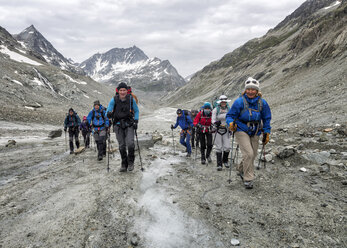 Schweiz, Penninische Alpen, Bergsteiger auf dem Otemma-Gletscher - ALRF000673