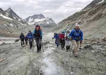 Switzerland, Pennine Alps, Mountaineers at the Otemma Glacier - ALRF000673