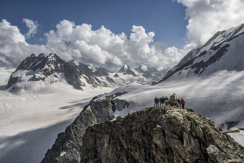 Schweiz, Arolla, Bergsteiger stehen auf dem Gipfel - ALRF000679