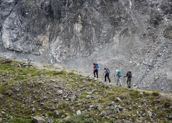 Schweiz, Arolla, Bergsteiger auf dem Mont Collon - ALRF000680