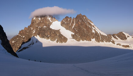 Schweiz, Bergsteiger starten frühmorgens von der Bertolhütte - ALRF000686