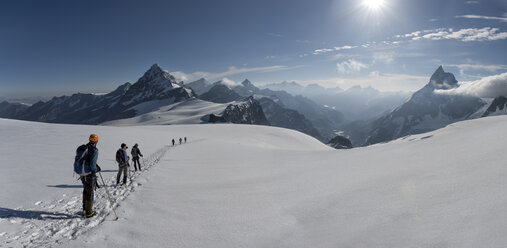 Switzerlalnd, Bergsteiger auf dem Weg zum Matterhorn und Wandfluhhorn - ALRF000688