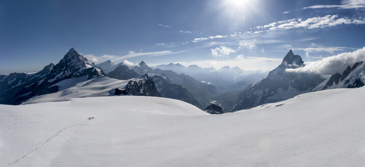 Switzerlalnd, Bergsteiger auf dem Weg zum Matterhorn und Wandfluhhorn - ALRF000689