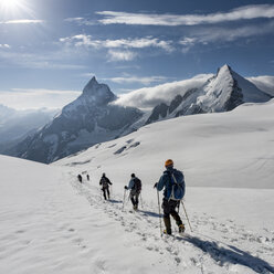 Switzerlalnd, Bergsteiger auf dem Weg zum Matterhorn und Dent d'Herens - ALRF000690