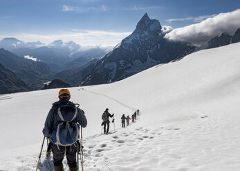 Switzerlalnd, Mountaineers auf dem Weg zum Matterhorn - ALRF000692