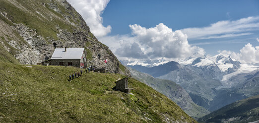Schweiz, Wanderer auf der Schonbiel-Hütte - ALRF000696