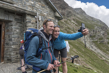 Schweiz, Wanderer auf der Schonbielhütte machen ein Selfie - ALRF000697