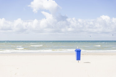 Leerer Strand mit blauer Mülltonne - CHPF000282