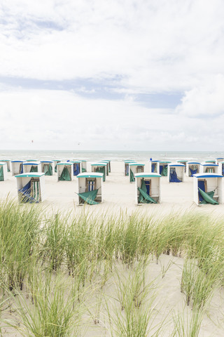 Niederlande, Zeeland, leere Strandhütten in der Nebensaison, lizenzfreies Stockfoto