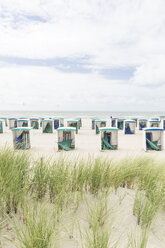 Niederlande, Zeeland, leere Strandhütten in der Nebensaison - CHPF000283