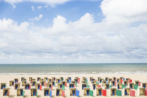 Niederlande, Zeeland, leere Strandhütten in der Nebensaison, lizenzfreies Stockfoto