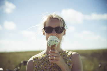 Blond woman with sunglasses eating ice cream - CHPF000292