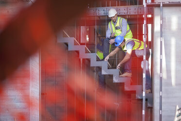 Männer mit Warnwesten auf einer Baustelle - ZEF009429