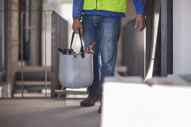 Bauarbeiter mit Schaufel auf einer Baustelle - ZEF009431