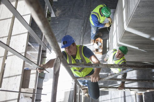 Bauarbeiter bei der Arbeit auf der Baustelle - ZEF009443