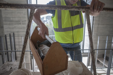 Bauarbeiter mit Kiste auf der Baustelle - ZEF009444