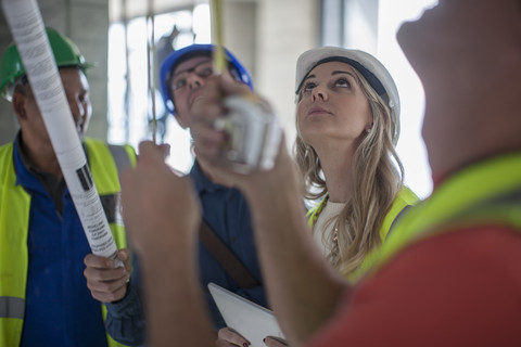 Menschen auf der Baustelle schauen nach oben, lizenzfreies Stockfoto