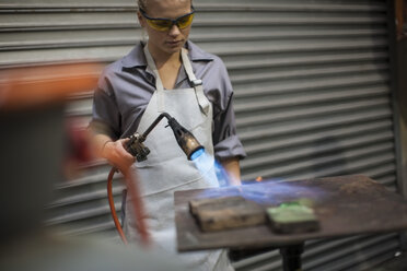 Frau beim Schweißen in der Werkstatt - ZEF009477