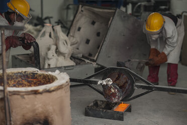 Arbeiter gießen Metall in einer Gießerei - ZEF009483