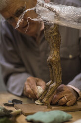 Älterer Mann bei der Arbeit an einer Bronzefigur - ZEF009490