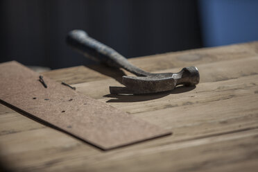 Hammer auf der Werkbank - ZEF009541