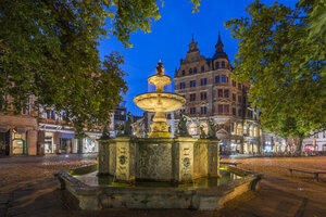 Deutschland, Braunschweig, Kohlmarkt-Brunnen am Abend - PVCF000889