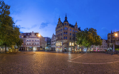 Deutschland, Braunschweig, Kohlmarkt am Abend - PVCF000891