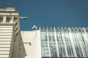 Deutschland, Berlin, Überwachungskameras am Gebäude - CMF000544