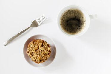 Selbstgebackener Streuselmuffin und eine Tasse schwarzer Kaffee - EVGF003068