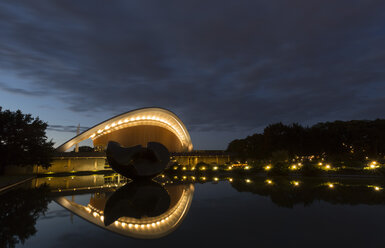 Deutschland, Berlin, beleuchtetes Haus der Kulturen der Welt - FC001033