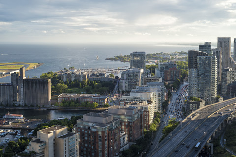 Kanada, Ontario, Toronto, Toronto Islands, Stadtbild mit Gardiner Expressway, lizenzfreies Stockfoto