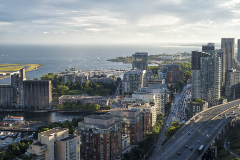 Kanada, Ontario, Toronto, Toronto Islands, Stadtbild mit Gardiner Expressway - FCF001034