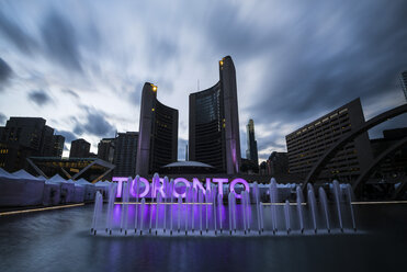 Kanada, Ontario, Toronto, Rathaus, Springbrunnen, Schild, Langzeitbelichtung, ziehende Wolken am Abend - FCF001037