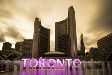 Kanada, Ontario, Toronto, Rathaus, Springbrunnen, Schild, Langzeitbelichtung, ziehende Wolken am Abend - FCF001038