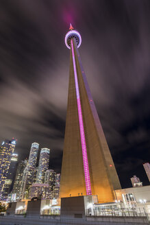 Kanada, Ontario, Toronto, CN Tower, rosa Licht, ziehende Wolken, Langzeitbelichtung - FC001041