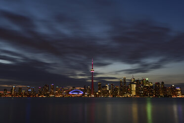 Kanada, Ontario, Toronto, Skyline bei Nacht, ziehende Wolken - FCF001043